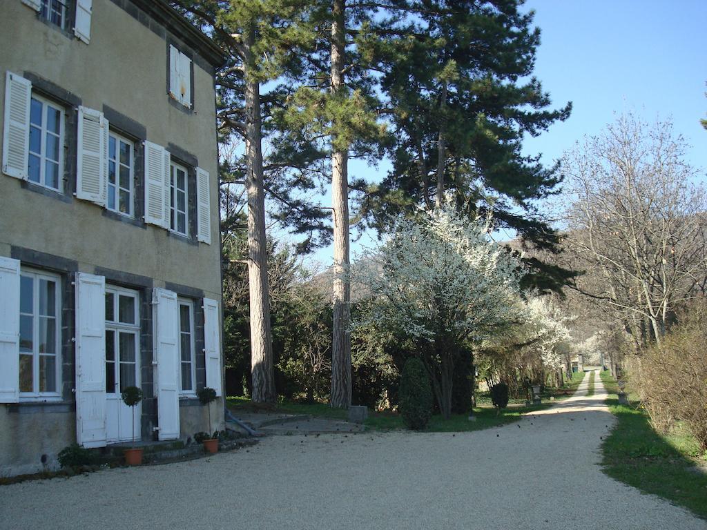 Bed and Breakfast Chateau De Bourrassol Menetrol Экстерьер фото